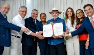 Lula sanciona lei de incentivo ao desenvolvimento do futebol feminino