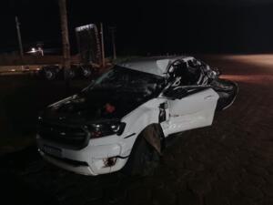 Motorista fica preso nas ferragens em acidente entre carreta e caminhonete na BR-163 em Campo Grande
