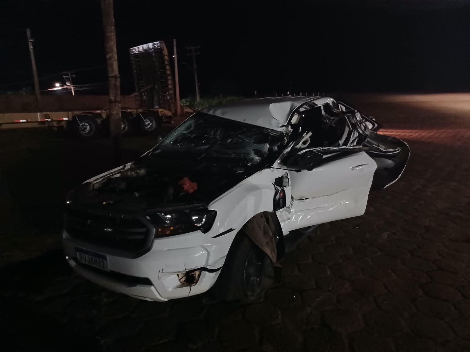Motorista fica preso nas ferragens em acidente entre carreta e caminhonete na BR-163 em Campo Grande