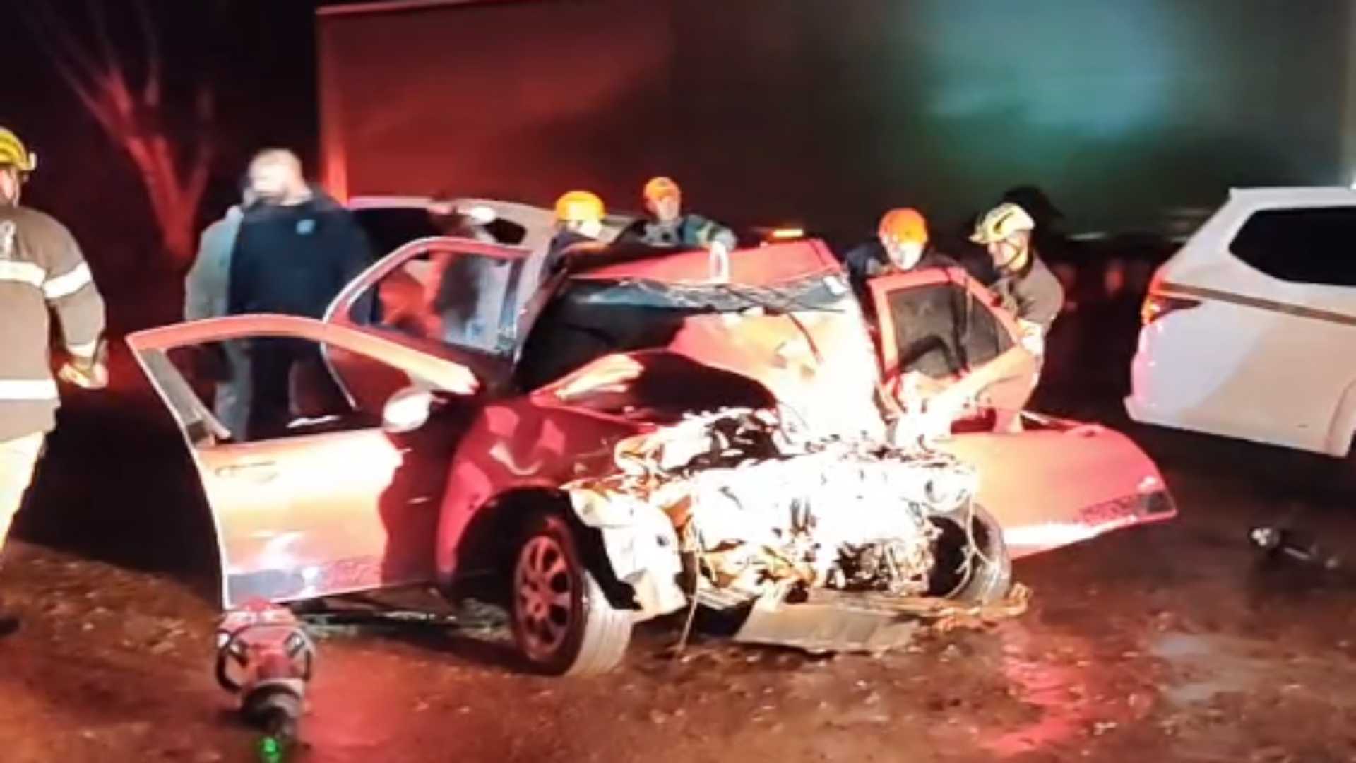 Acidente entre carro e caminhão deixa três mortos na BR-158 em MS