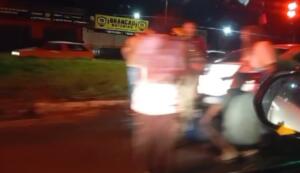VÍDEO: motociclista fica ferido ao colidir contra traseira de carro na Guaicurus