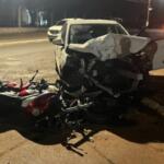 Motociclista fica ferido em grave colisão com carro em cruzamento