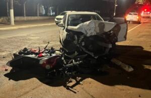 Motociclista fica ferido em grave colisão com carro em cruzamento