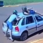 VÍDEO: Motociclista e garupa vão parar em cima de Gol após batida