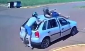 VÍDEO: Motociclista e garupa vão parar em cima de Gol após batida