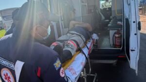 ‘Quebrou as pernas’, diz pai de motociclista que caiu após ‘escorregar’ em sebo derramado na pista