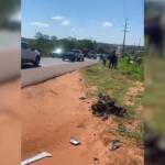 Trânsito fica lento em trecho de acidente entre caminhonete e bicicleta elétrica na BR-163