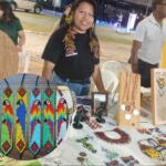 Adenilda vive memória do pai tecendo de onça a arara com miçangas