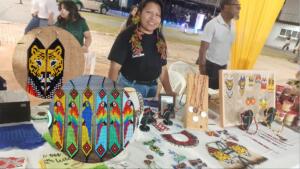Adenilda vive memória do pai tecendo de onça a arara com miçangas