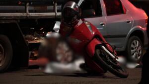 Motociclista morre prensada contra caminhão após ser atingida por carro na Av. Gunter Hans