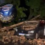 Muro desaba em cima de carro de motorista de aplicativo durante temporal em Campo Grande