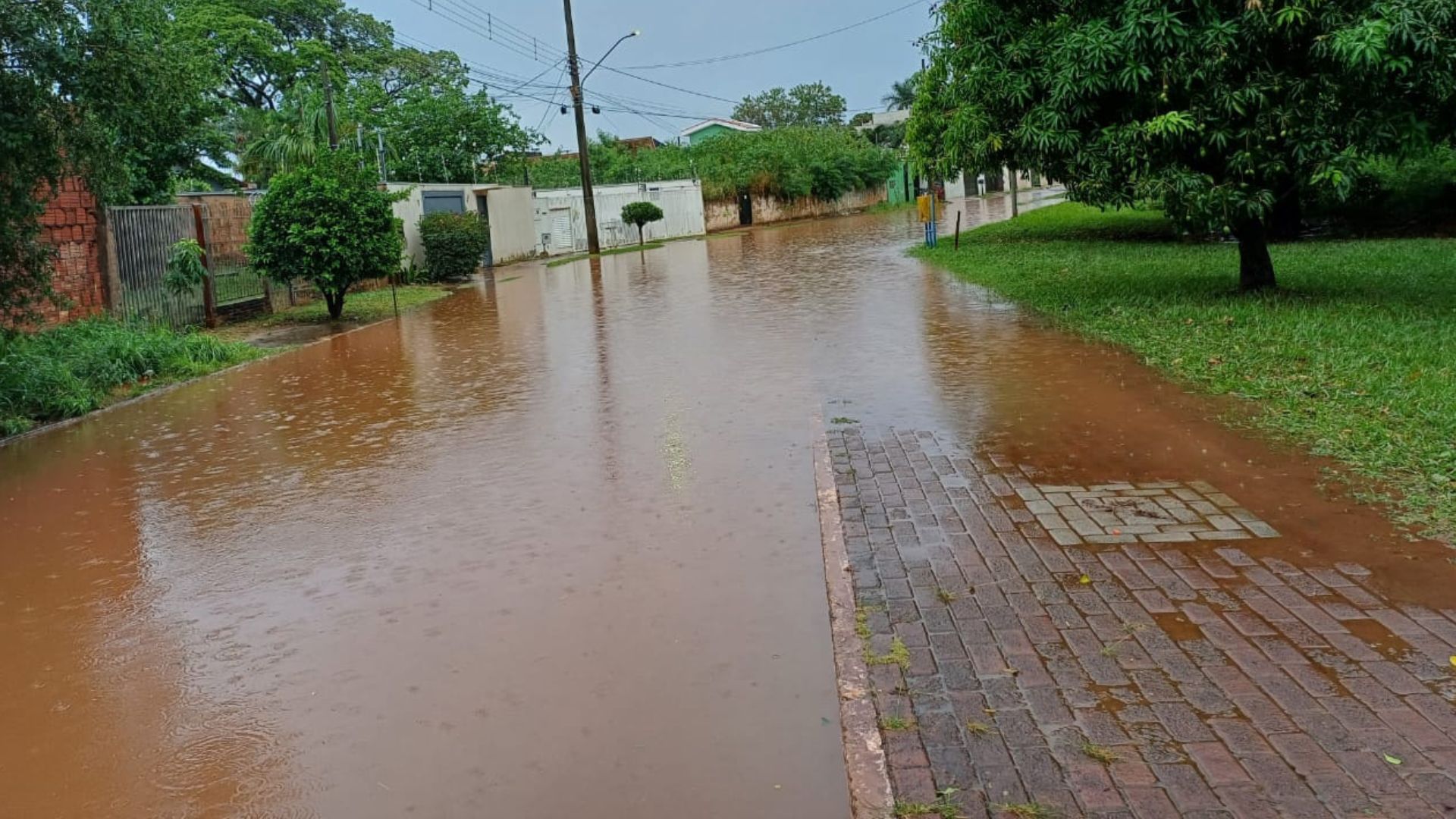 Jardim Itatiaia registra pontos de alagamento durante chuva na manhã deste sábado