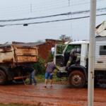 Morador usa caminhão para ‘resgatar’ veículo de concessionária que atolou em Campo Grande