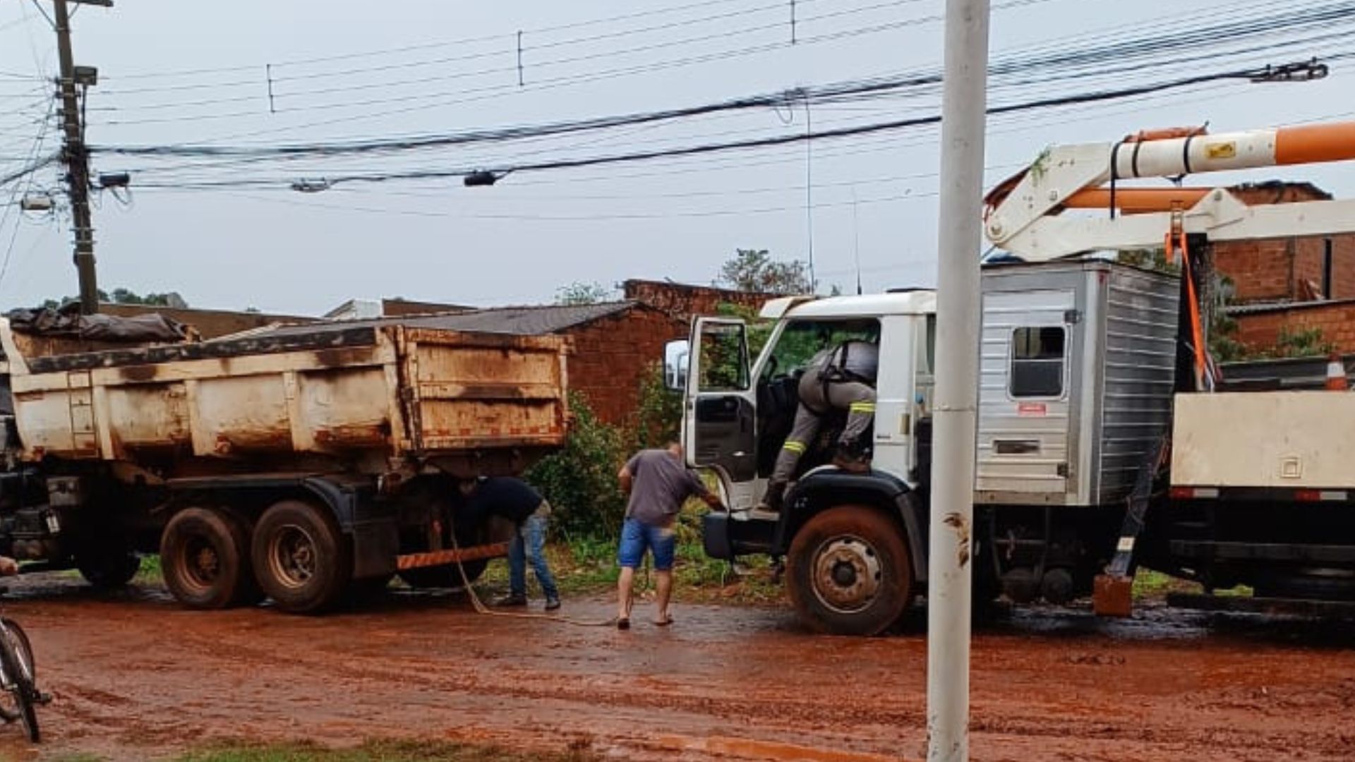Morador usa caminhão para ‘resgatar’ veículo de concessionária que atolou em Campo Grande