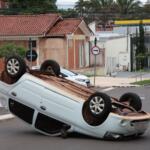 Condutora invade a preferencial e causa capotamento em cruzamento no Centro de Campo Grande
