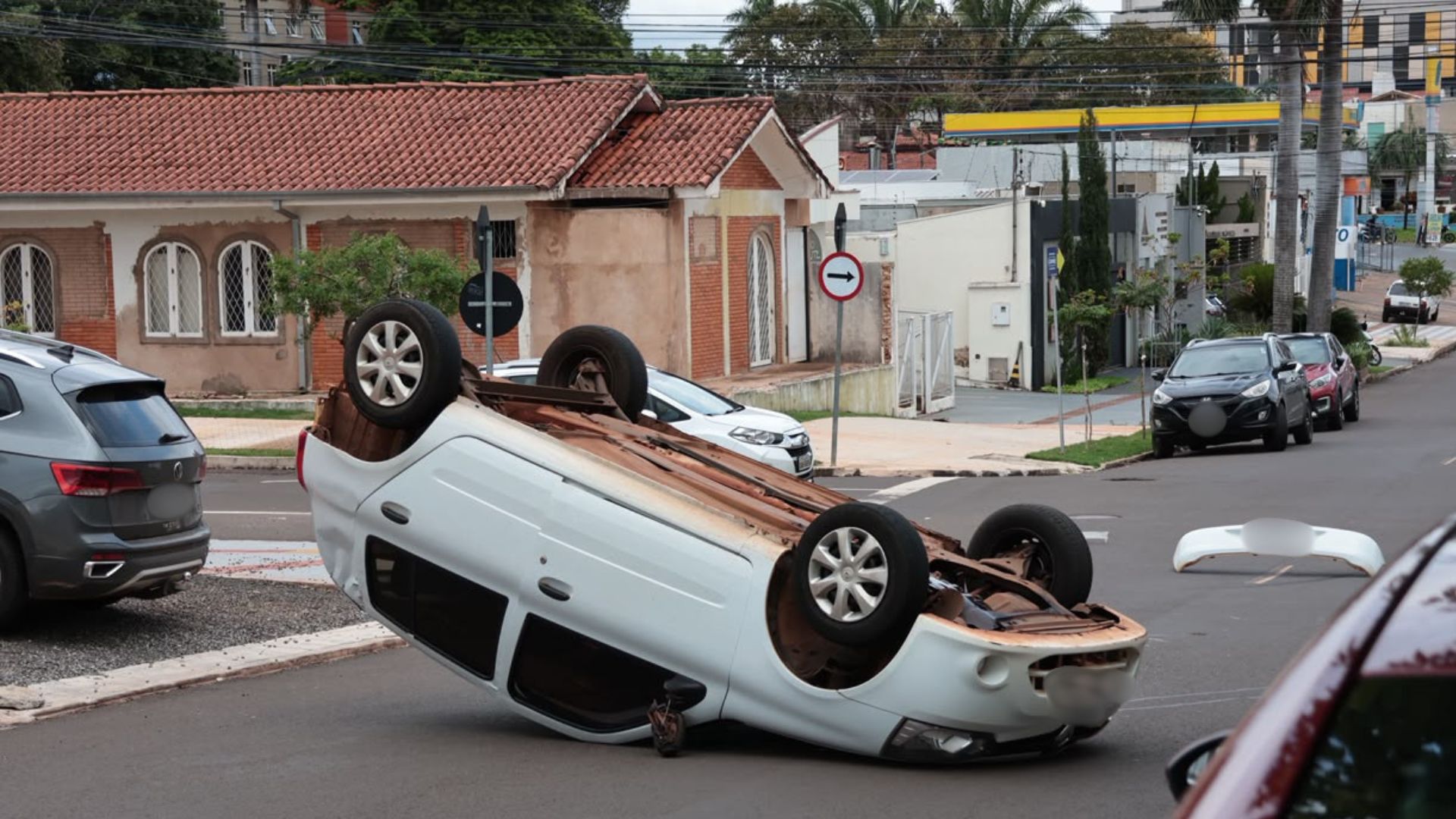Condutora invade a preferencial e causa capotamento em cruzamento no Centro de Campo Grande