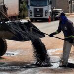 Prefeitura assina ordem de serviço para ampliar a operação tapa-buracos nesta sexta
