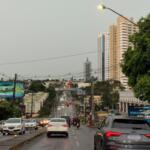 Em 15 minutos, chuva alaga ruas e deixa moradores ilhados no Los Angeles
