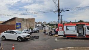 Motoentregador é socorrido após idoso invadir a preferencial e causar acidente em Campo Grande