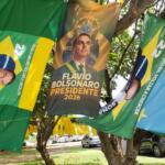 Vendas de bandeiras e camisetas começam tímidas, mas ambulantes esperam lucrar com motociata 