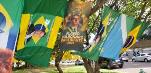 Vendas de bandeiras e camisetas começam tímidas, mas ambulantes esperam lucrar com motociata 