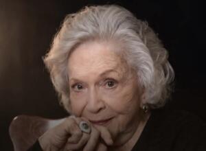 Nathalia Timberg retorna ao teatro aos 97 anos em espetáculo escrito especialmente para ela