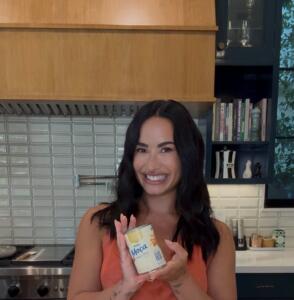 Demi Lovato prepara brigadeiro e relembra gafe divertida no Brasil
