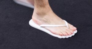 Havaianas ganha “sexto dedo” em colaboração com a MM6 Maison Margiela