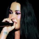 Demi Lovato se emociona ao falar sobre dia difícil e agradece fãs em São Paulo