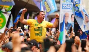 Flávio faz motociata e comício em palco de atentado a Bolsonaro e aproveita para criticar Dino