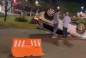 VÍDEO: carro capota em acidente na rotatória da 14 de Julho com Mascarenhas