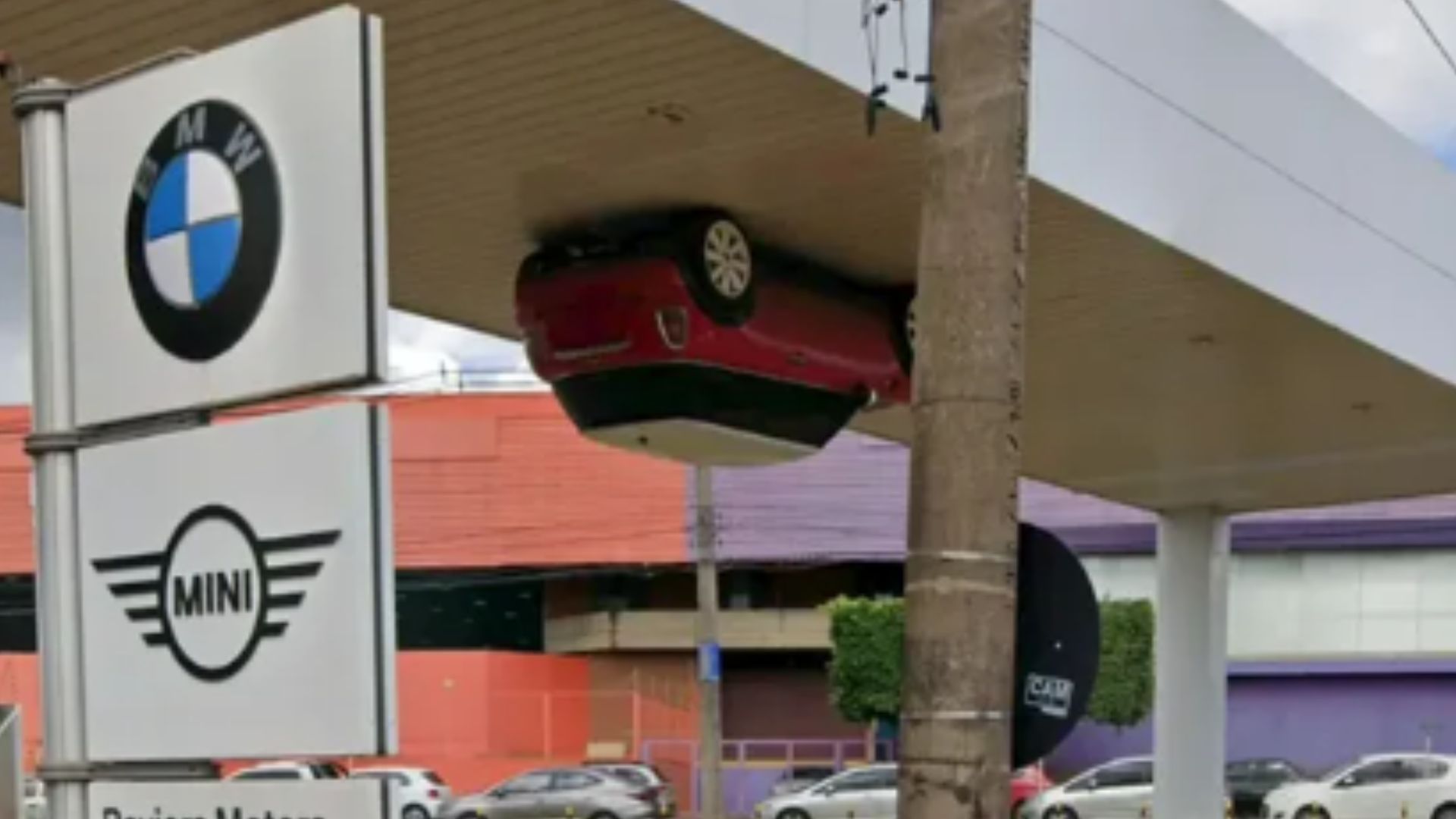 carro de cabeça pra baixo