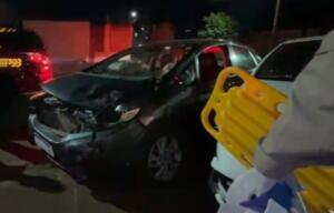 Motorista não vê placa de pare encoberta por palmeira e condutoras ficam feridas no Tijuca