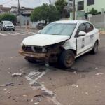 Carro da Sesau fura sinal e causa colisão com veículo de família que saía de hemodiálise