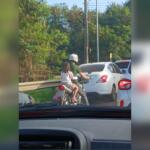 Criança é flagrada sem capacete em moto durante horário de pico na Ernesto Geisel