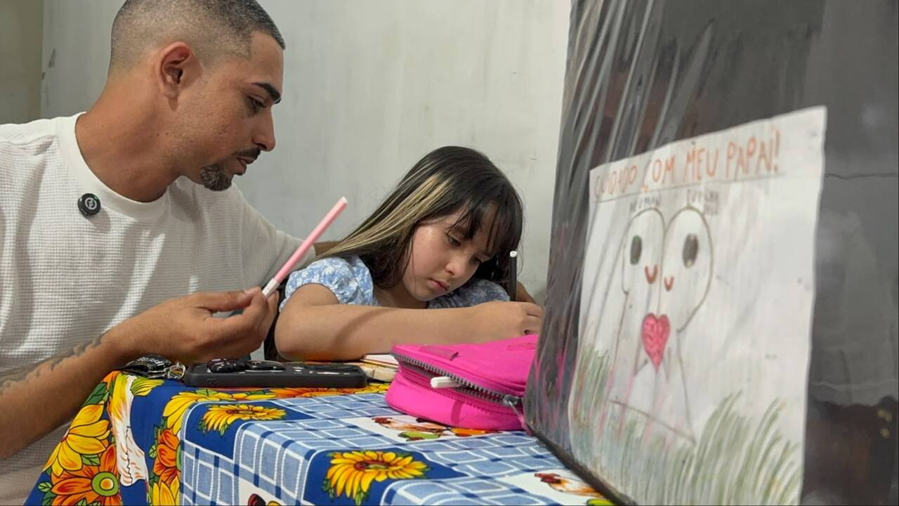 ‘Volte bem para casa’: menina revela história por trás de desenho na bag do pai