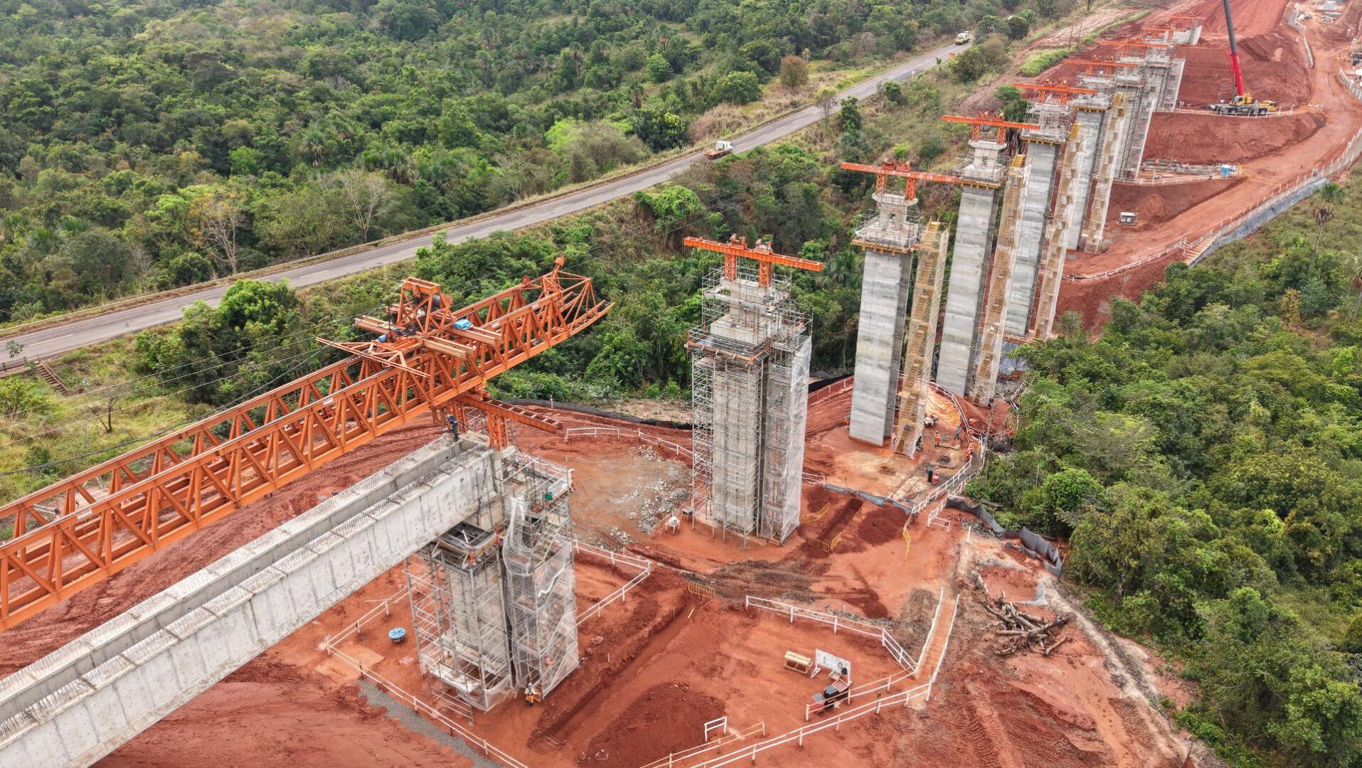 Ferrovia do Projeto Sucuriú recebe vigas de 92 toneladas em Inocência