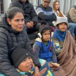 Com cobertas, família enfrenta frio de 3,4°C para assistir a desfile da Independência