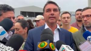 Flávio Bolsonaro diz que Lula já ‘virou um Biden’: ‘Não fala mais lé com cré’