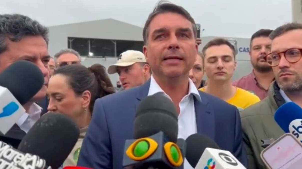 Flávio Bolsonaro diz que Lula já ‘virou um Biden’: ‘Não fala mais lé com cré’