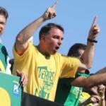 Flávio Bolsonaro confirma presença em debate da Globo e desafia Lula a participar