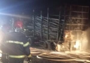 Carreta com madeira pega fogo e interdita MS-377