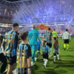 Carlos Vinícius faz 2 gols, Grêmio quebra tabu contra Inter e vai à semifinal da Copa do Brasil