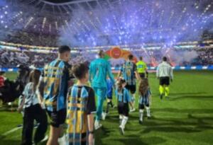 Carlos Vinícius faz 2 gols, Grêmio quebra tabu contra Inter e vai à semifinal da Copa do Brasil