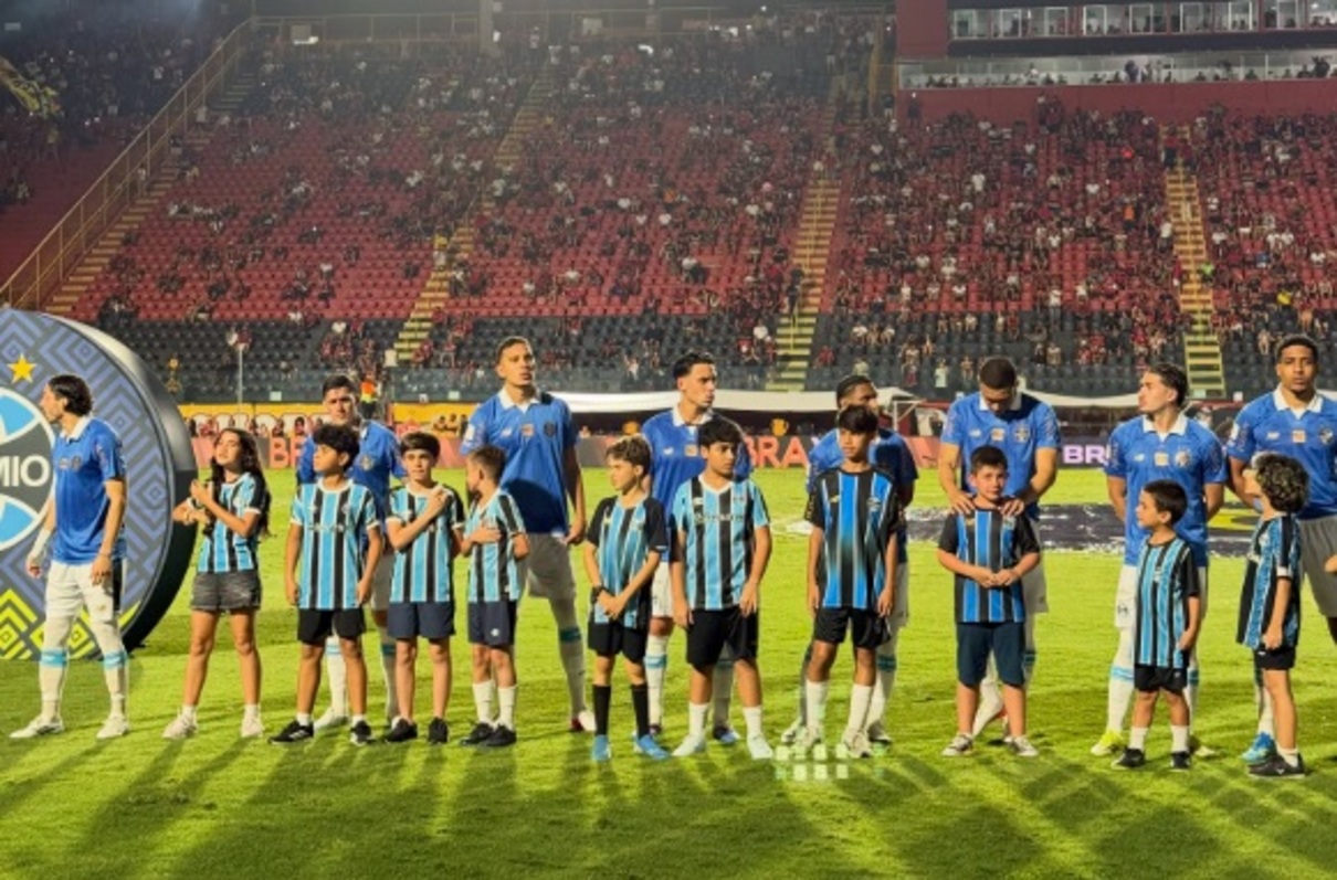 Vitória vence duelo direto contra o Grêmio, quebra jejum e se afasta do Z-4 do Brasileiro