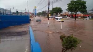 VÍDEO: Veículos desafiam alagamento e atravessam Avenida Gunter Hans durante temporal