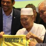 Higa é homenageado e ganha camiseta personalizada do presidente da CBF