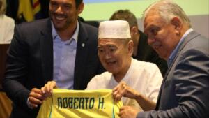 Higa é homenageado e ganha camiseta personalizada do presidente da CBF