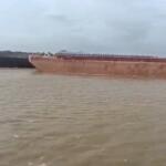 Vendaval de 60 km/h faz barcaças serem arrastadas pelo Rio Paraguai em Corumbá