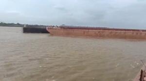 Vendaval de 60 km/h faz barcaças serem arrastadas pelo Rio Paraguai em Corumbá